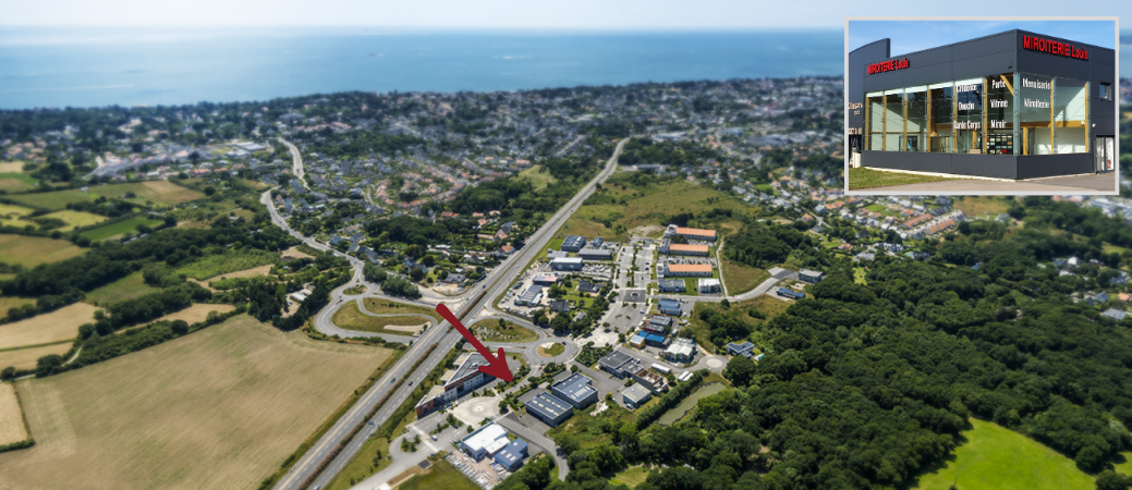 photo d'ensemble de la zone d'activité Atlantique de Pornichet. Flèche pour situer ù se trouve la MIROITERIE Louis. une photo encadrée sur la droite du visuel montrant la devanture de la Miroiterie Louis